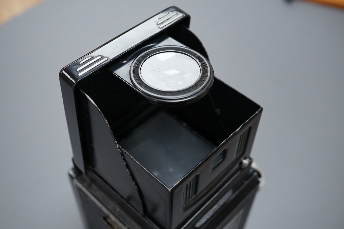 A vintage Rolleicord TLR camera, cased.